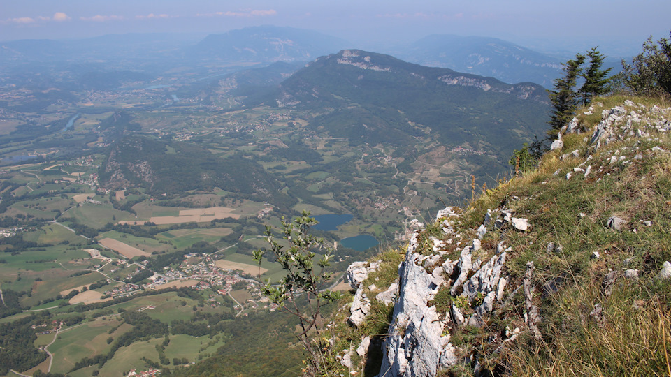 Les Lacs de Chevelu. Озера Волосатого в переводе. Слева — Рона. — Audi A4 (B9)