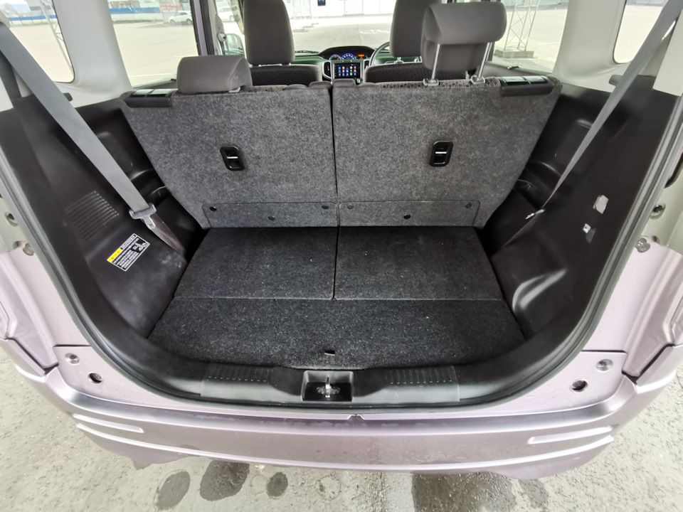 Багажник относительно крохотный, но можно увеличивать, путем сдвижения заднего ряда сидений вперед. В сложенном виде образует ровный пол, 2 велосипеда с уверенностью в него войдут. — Mitsubishi Delica D:2 (1G)