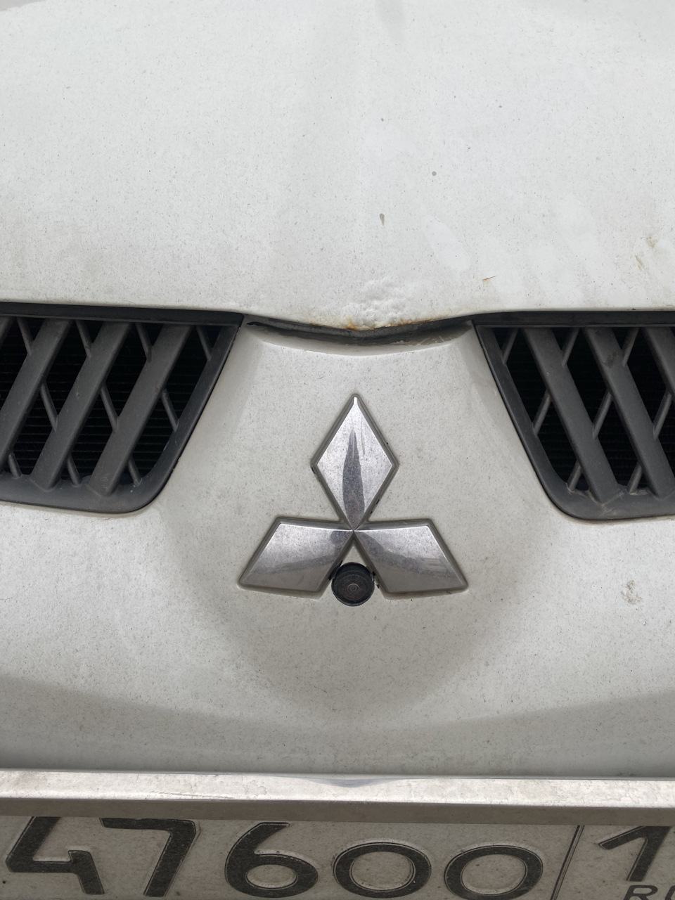 Изнутри пришлось колхозить крепление, так как камера смотрела бы вверх, нужно было максимально горизонталить. — Mitsubishi Grandis