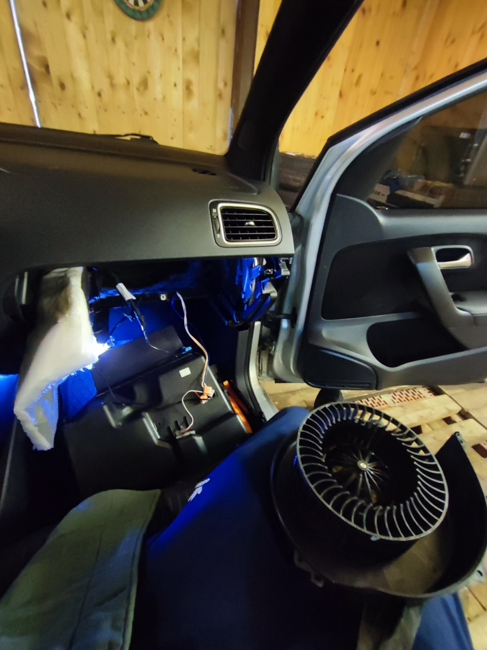 Разборка и чистка мотора печки POLO - Volkswagen Polo Sedan, 1,6 л, 2011 года св