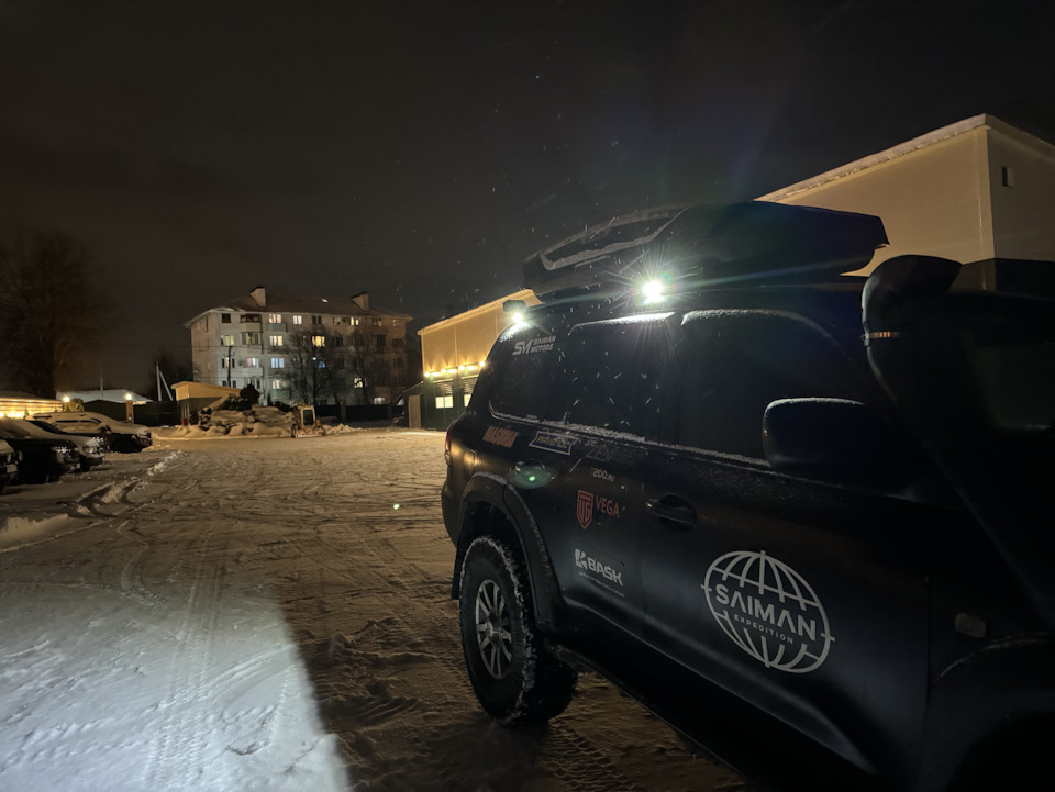 Боковые светильники на экспедиционном багажнике Land Cruiser 200 ...