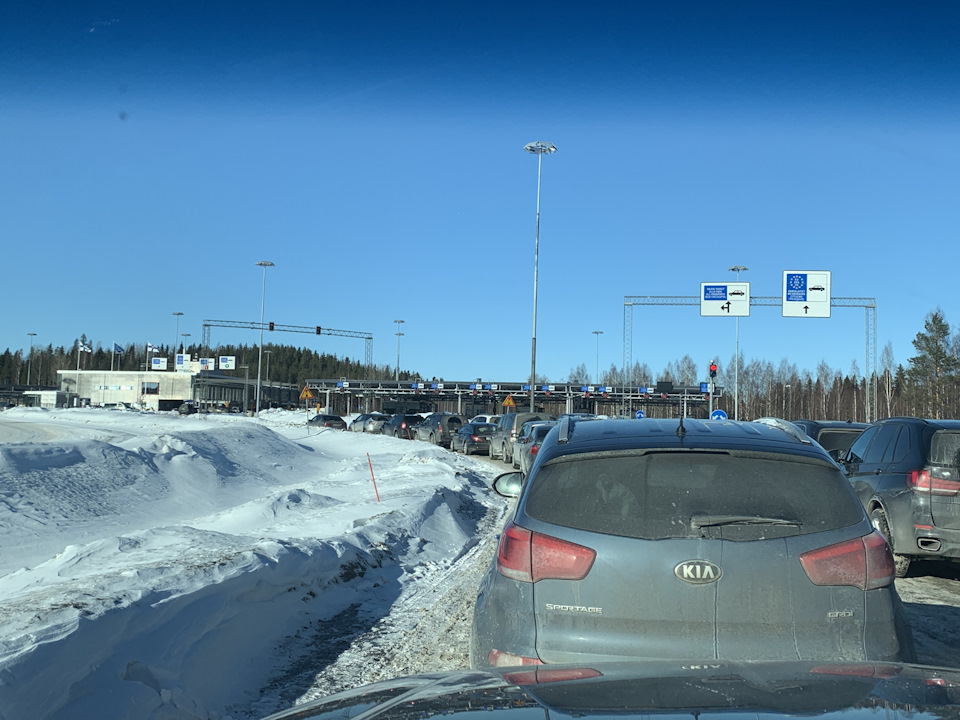 Очередь на границе Финляндии — Cadillac Escalade (4G)