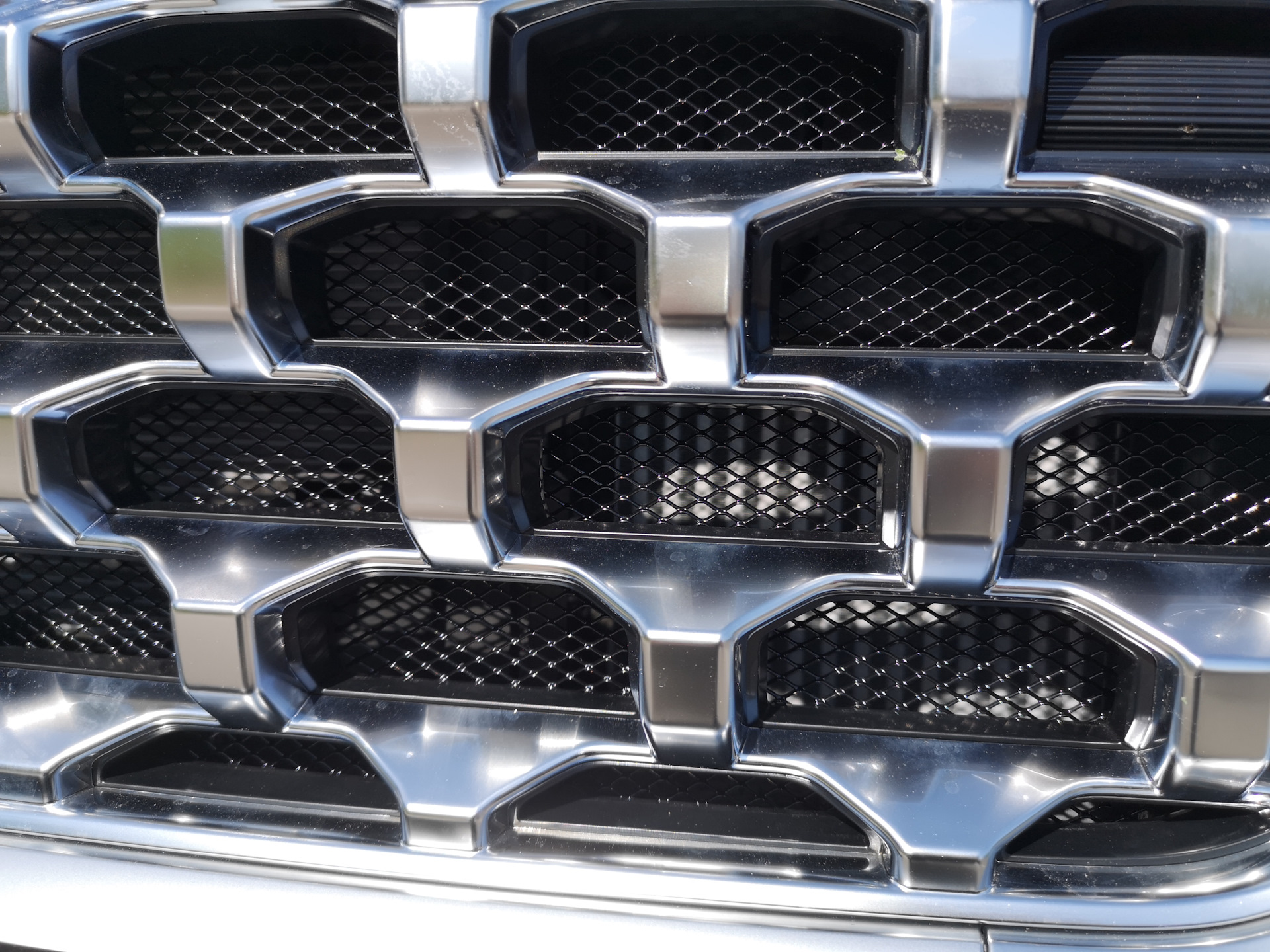 Машина с красивой решеткой радиатора. Ваз 2110 светодиодная балка в решётку радиатора. Блэк монтерей решетка радиатора 73. Светодиодная балка под решетку радиатора ваз. Драйв 2 решетка радиатора.