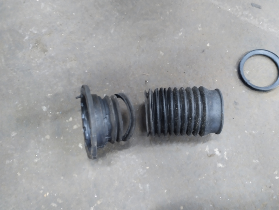 Пыльники передних амортизаторов — Toyota Spade, 1,5 л, 2015 года ...