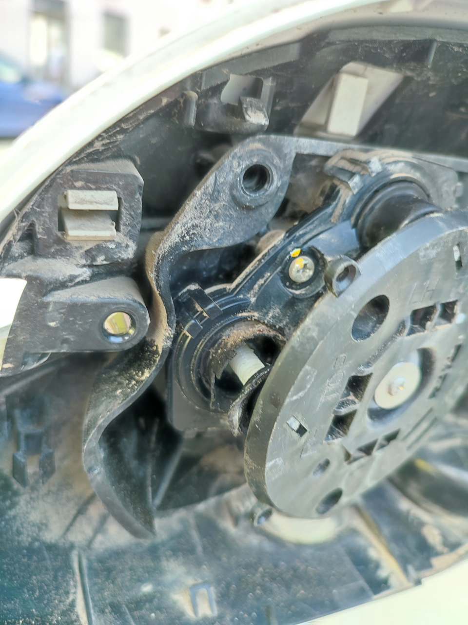 Моторчик зеркала и вежливая подсветка — SsangYong Actyon (2G), 2 л ...