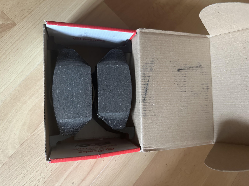 Передние тормозные колодки на Volkswagen Polo Mk4, Volkswagen Golf Mk4 ...