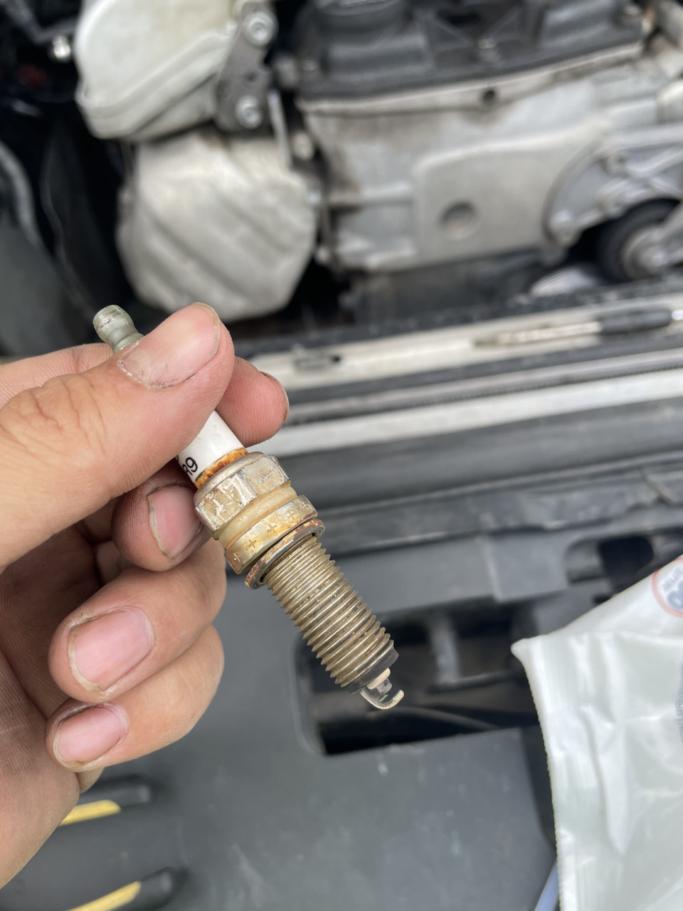 Car spark plugs. Двигатель троит из за масла. Масло в двигатель. Троит двигатель причины. Троит двигатель причины.