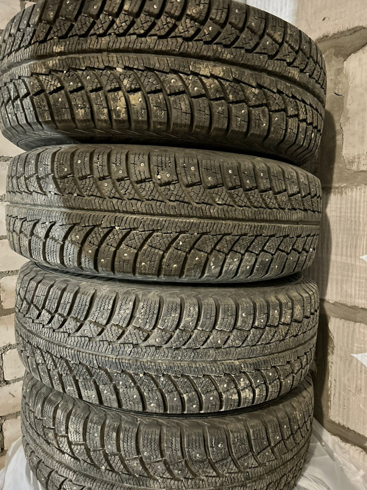 Шины зимние шипованные Matador 215/65 R16, штампованные диски Hyundai ...