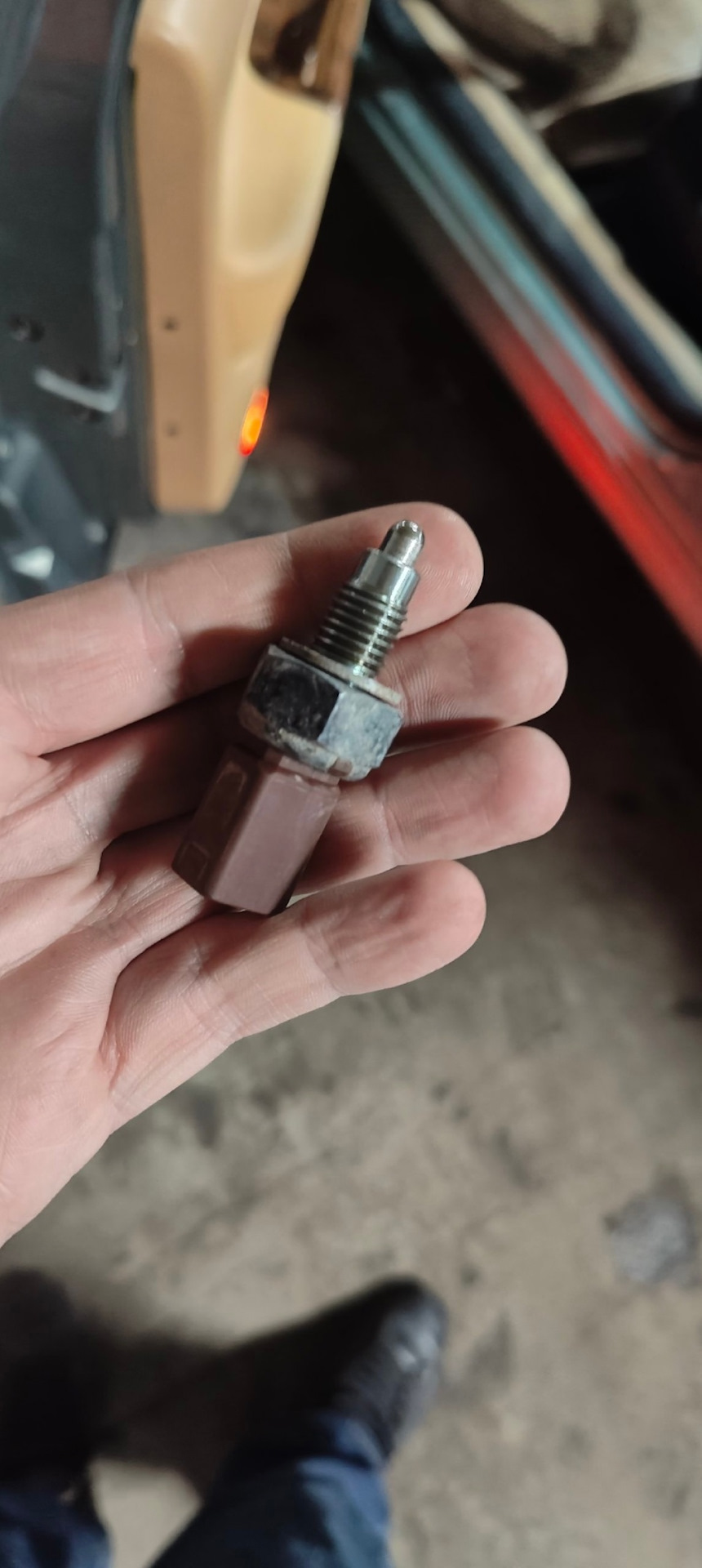 Новый концевик заднего хода . — Skoda Octavia A4 Mk1, 1,8 л, 2001 года ...