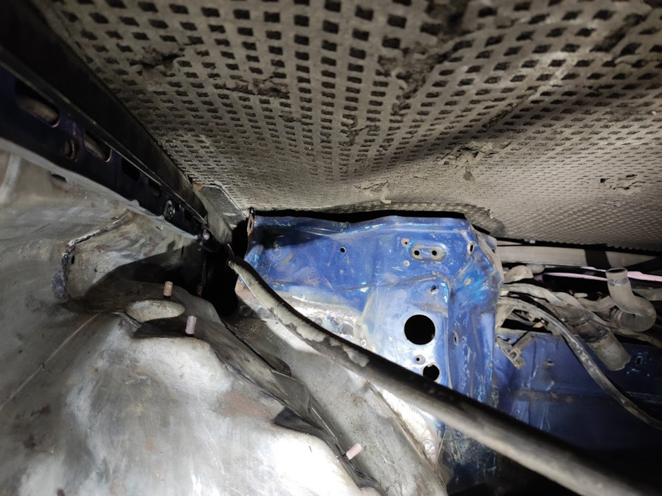 Зазор между номерным лопухом и капотом оказался нормальным. — Mercedes-Benz E-Class (W124)