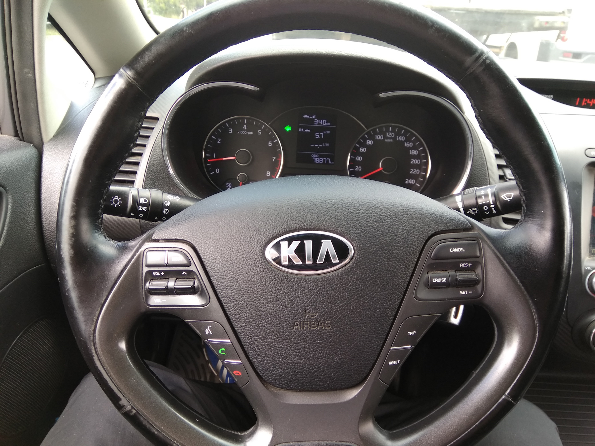 Как снять руль киа церато 1 Перетяжка руля, мкпп и подлокотника - KIA Cerato (3G), 1,6 л, 2014 года стайлинг