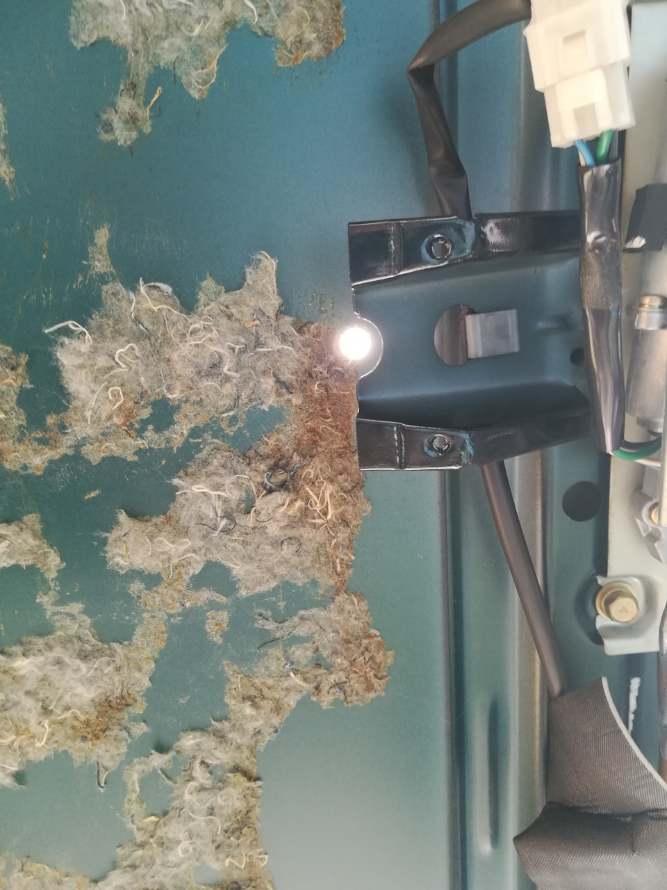 Врезаем Си-Би антену в крышу. — Mitsubishi Pajero (2G), 3 л, 1992 года ...