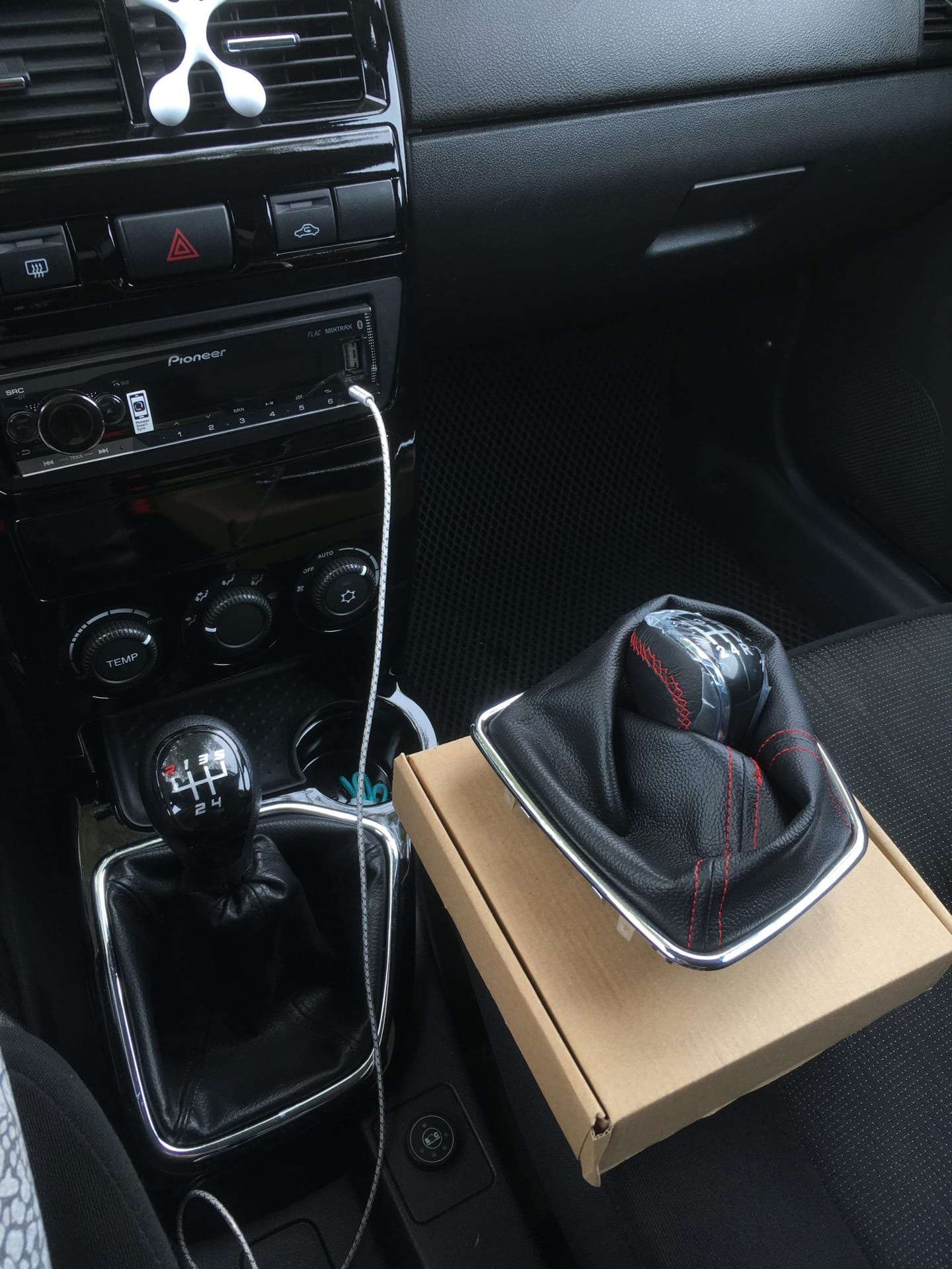 Новая ручка кпп и кожух — Lada Приора седан, 1,6 л, 2014 года | тюнинг ...