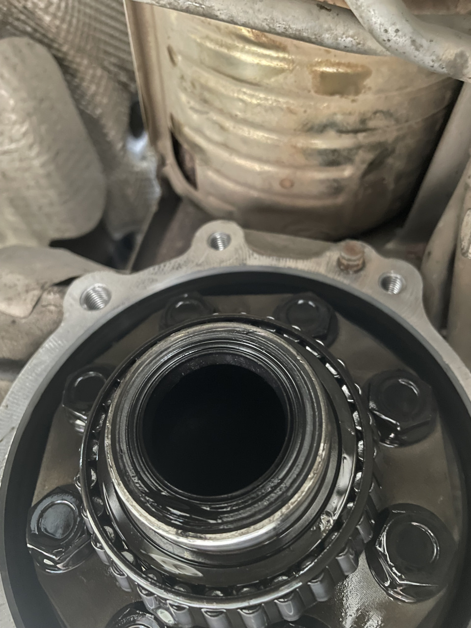 Малый сальник раздатки. По нему течи не было. — Renault Arkana