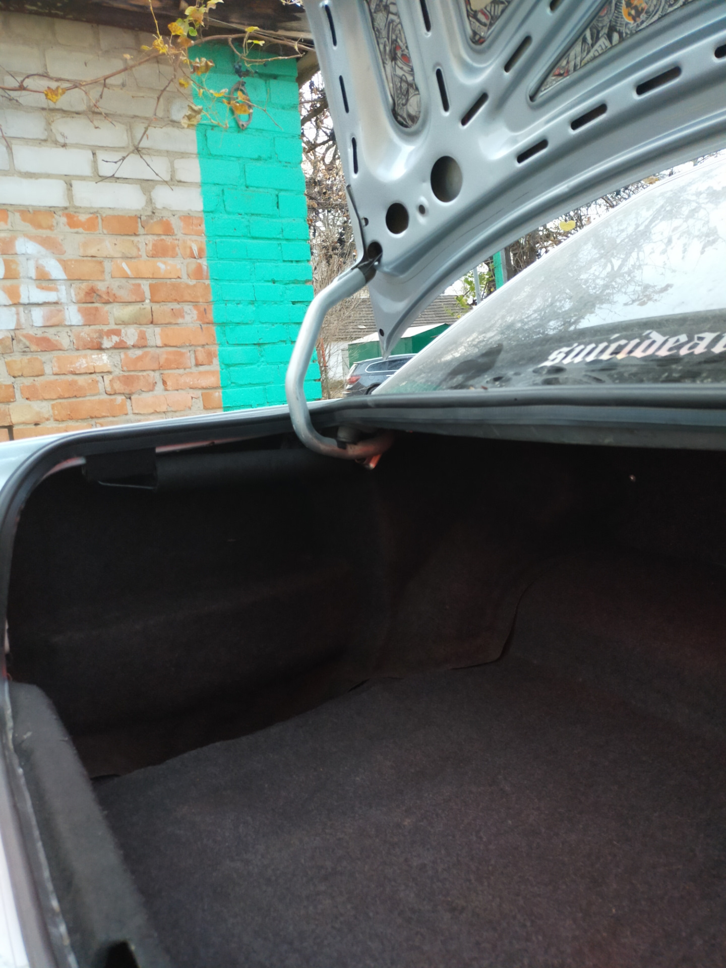 Обшивки багажника. Газовые упоры в багажник. 100 с3 — Audi 100 (C3), 2 ...