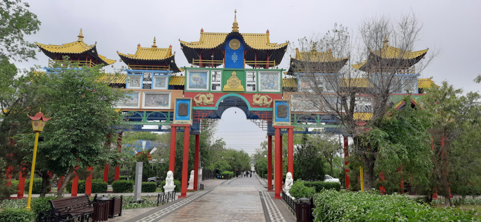 Выполненные в буддийском стиле Золотые ворота. По местной легенде, здесь находится место, где можно загадать желание. — Jeep Cherokee (KL)