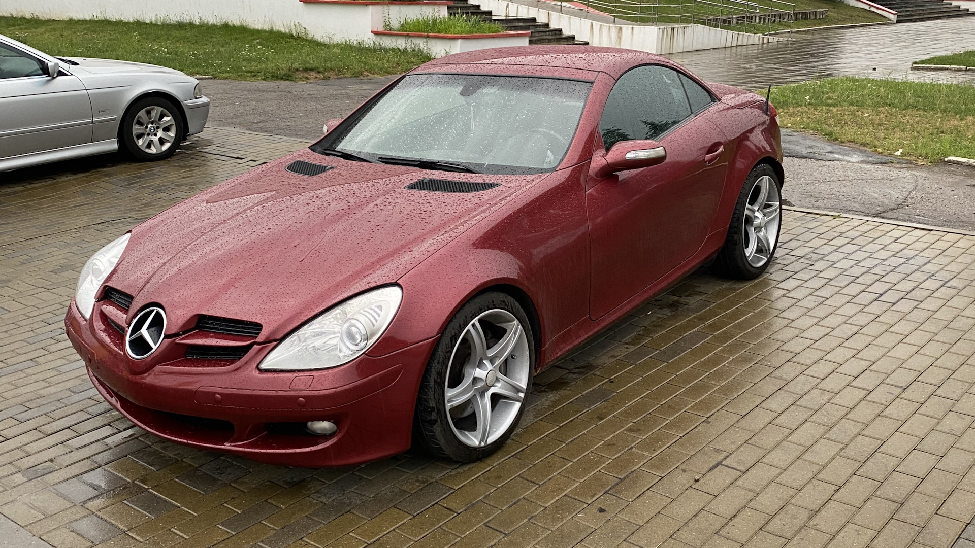 Мерседес SLK розовый