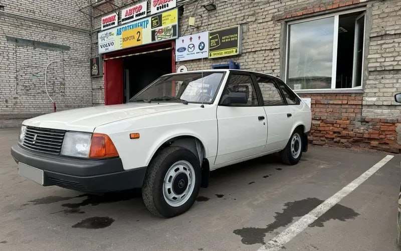 Переходной Москвич 2141 апрель-июнь 1990-старые дорестайлинг крылья с повторителями впереди, но пропали погоны — Москвич 2141. Запчасти на фото: 4000S