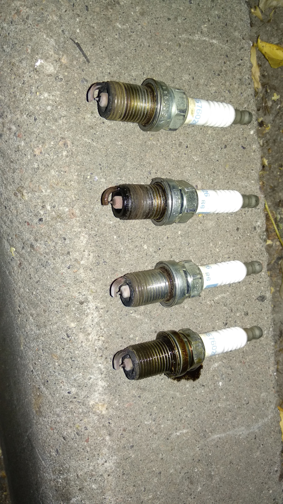 Свечи слева направо. Правая — дальняя — KIA Sportage (1G)