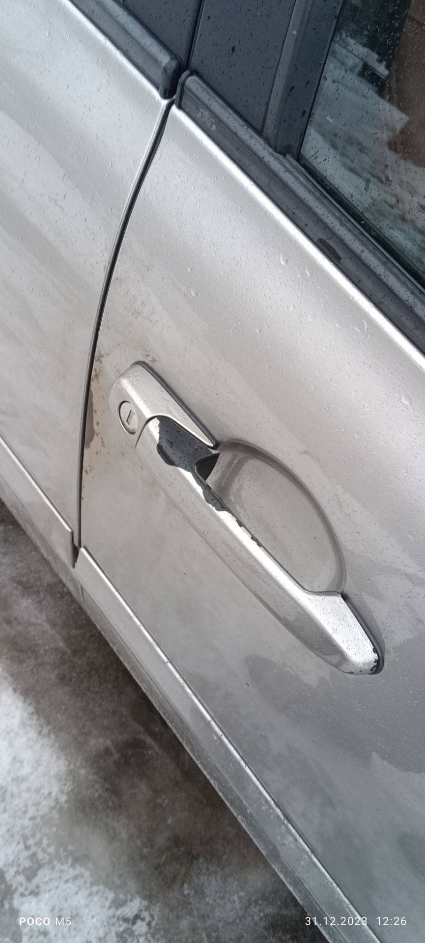 Неприятные вещи, это вот так сейчас выглядят ручки, но это не страшно, ведя я купил машину для того чтоб она меня возила, а не для того чтоб ею любоваться. — Lada Гранта Лифтбек (2G). Запчасти на фото: 12202B