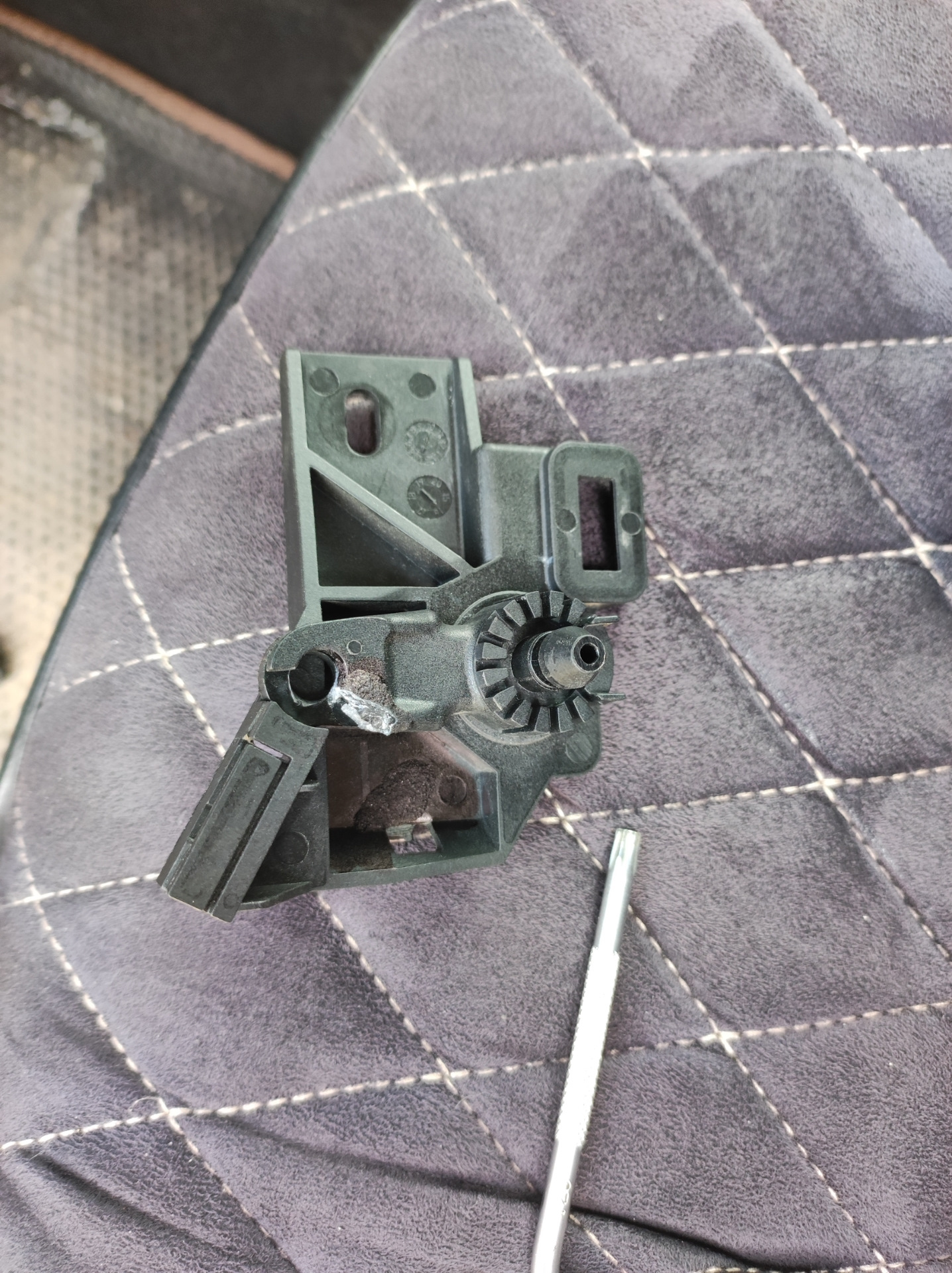 Ручка капота — Volkswagen Polo Sedan, 1,6 л, 2016 года | своими руками ...