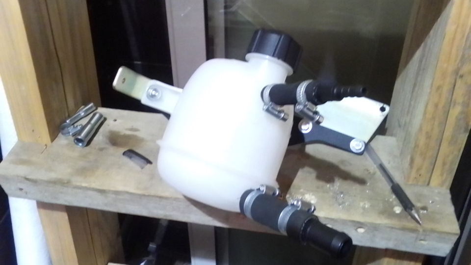 Бачок в сборе с кронштейном — Chevrolet Niva GLX