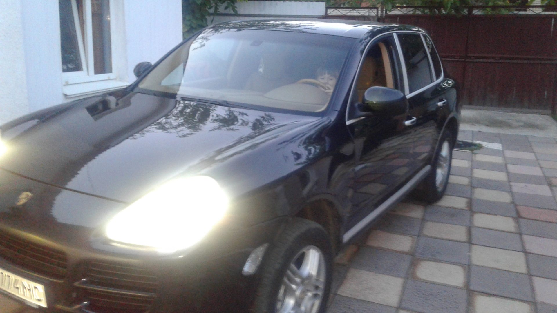 Porsche поломка. Cayenne ошибка faulity. Порше кайен 2005 на дисплее горит значок пневмоподвески. Порше 955 датчик давления масла. System fault porsche cayenne 957.