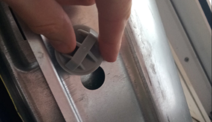 Потому что BP4L51SJ3 MAZDA или AGA204 AUTO-GUR не подходят в сам порог по размерам. — Mazda 6 (1G) GG. Запчасти на фото: BP4L51SJ3, AGA204