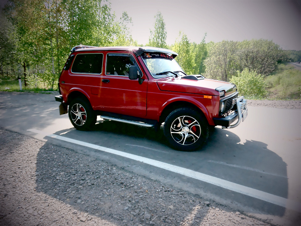 Нива легенд тюнинг фото. Нива 4х4 Black Edition. Lada 4x4 3d. Нива Блэк красная. Красная Нива с серебристым обвесом.