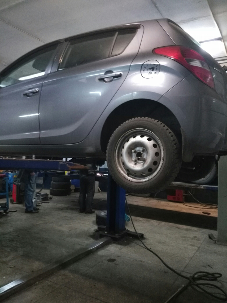 Замена задних амортизаторов — Hyundai i20 (1G), 1,4 л, 2009 года ...