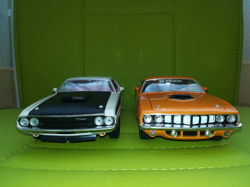 Plymouth HEMI Cuda vs Dodge Challenger T/A. 