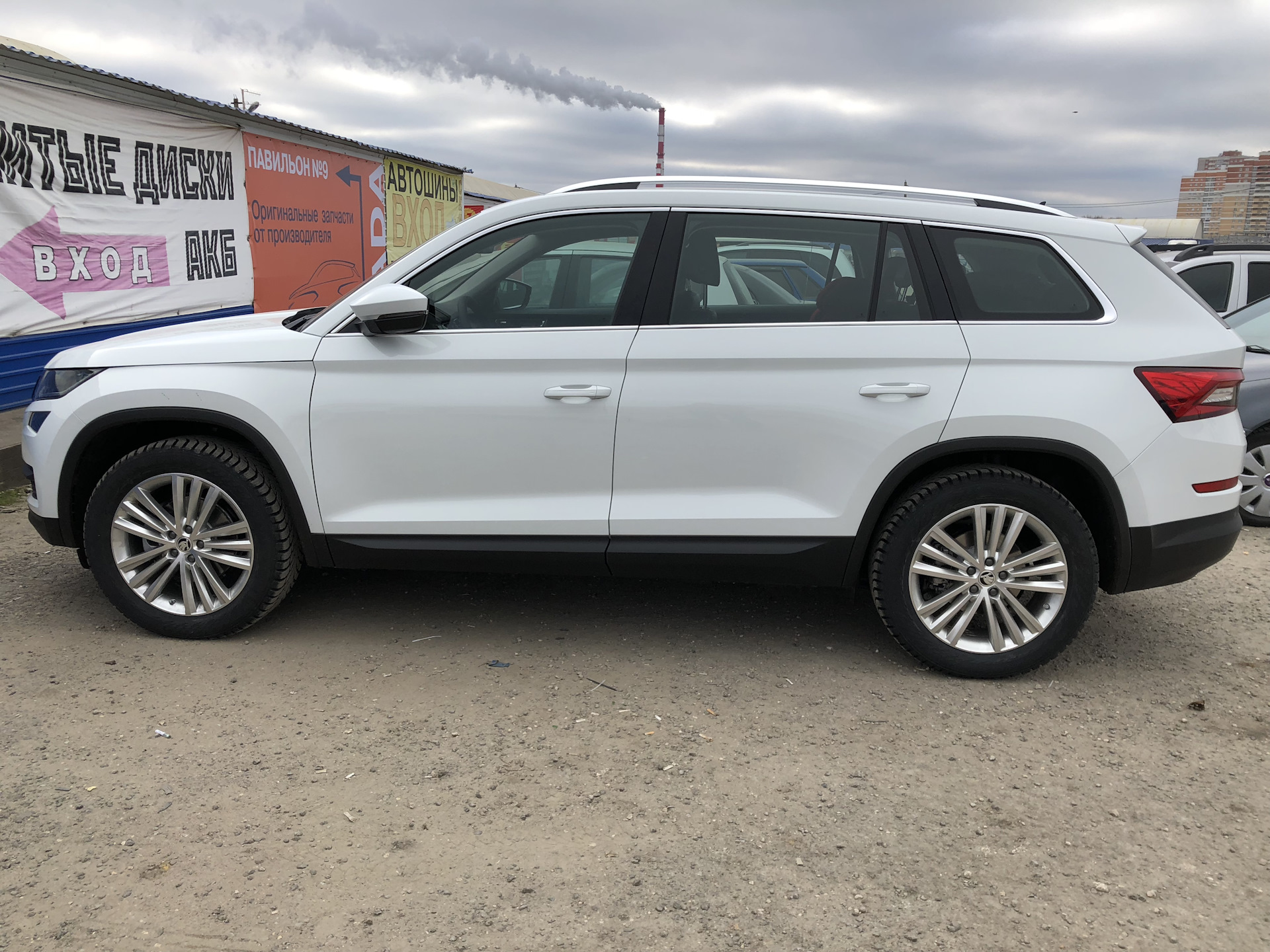 Шкода кодиак размер шин. Шкода Кодиак колеса 235/55/19. 235/55 R19 Шкода Кодиак. Skoda Kodiaq 235 55 r19. Skoda Kodiaq r19.