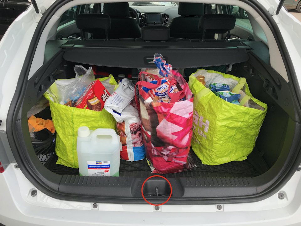 Так же скапливалась влага вот тут около проушины замка после сильных дождей — Lada Vesta SW Cross (1G)