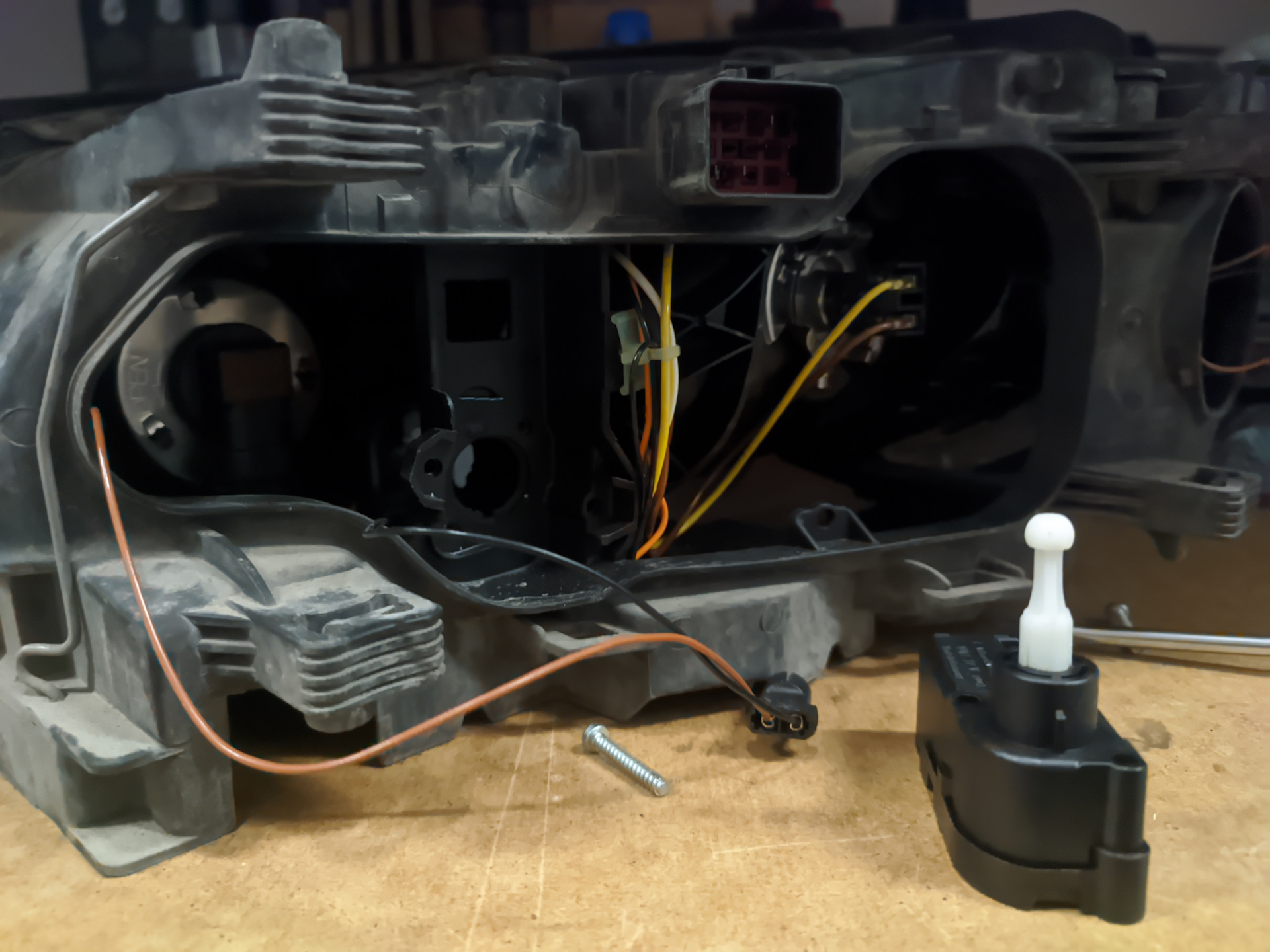 Замена лампочки габаритов — Volvo V70 III, 2,4 л., 2008 года ...