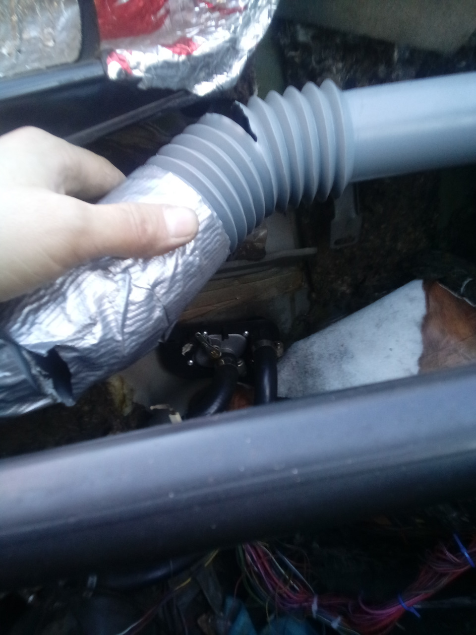 Воздуховод на правую дверь был порван в двух местах и грел панель возле бардачка — Lada 2120 Надежда
