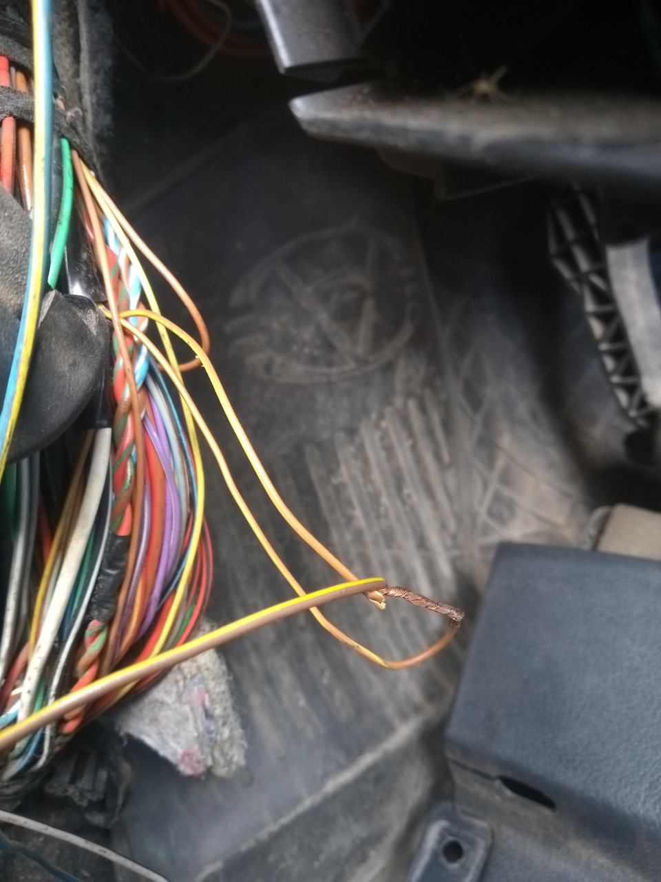 Коричневый с жёлтой полосой. — Skoda Octavia Combi A4 Mk1