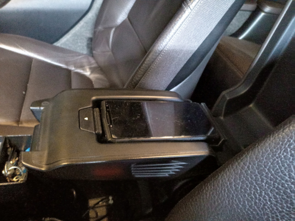 Авто с двумя телефонами в подлокотнике 9xygCovbqQTKYpkJi49iLwrRXKo 960