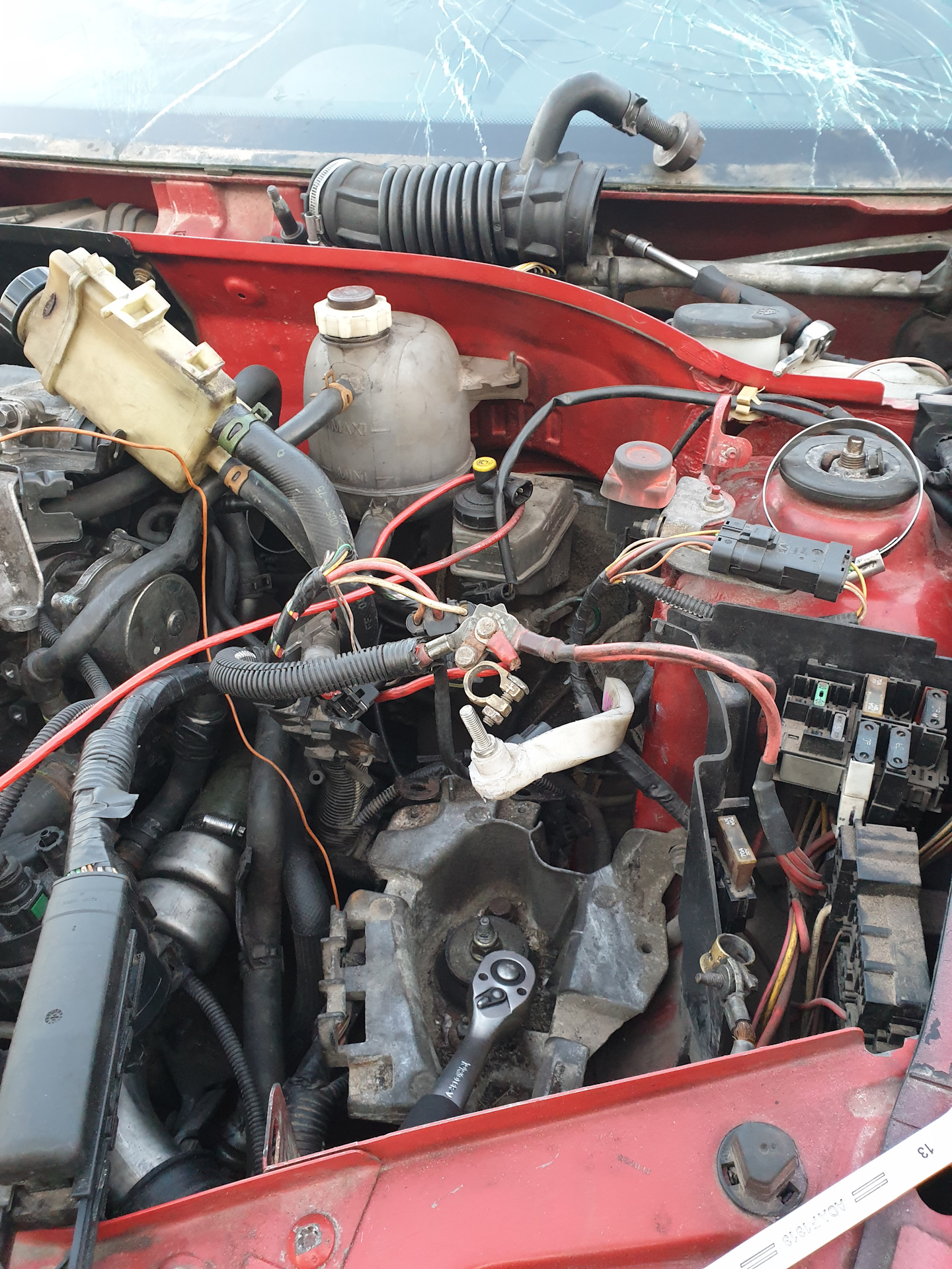 Перенос аккумулятора в багажник — Renault Clio II, 1,9 л, 2000 года ...