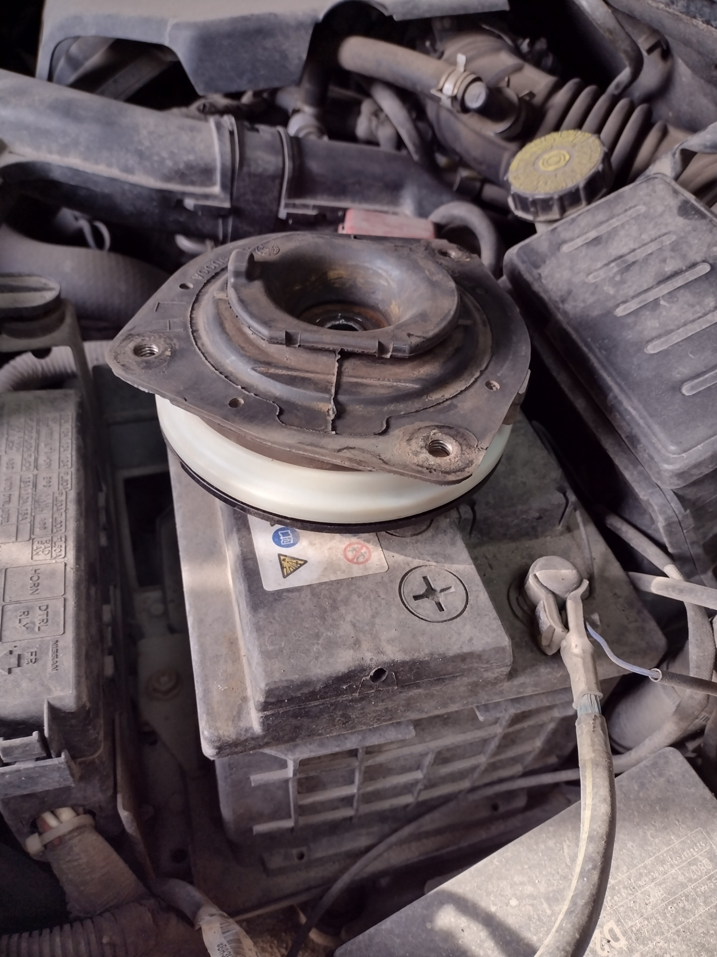 Замена передних пружин и опорных подшипников — Nissan Tiida (1G), 1,6 л ...