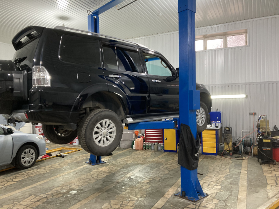 Паджеро в сервисе 48 регион. Сервис паджеро. Паджеро 4 желтый. Mitsubishi pajero обслуживание. Montero 3 r20.