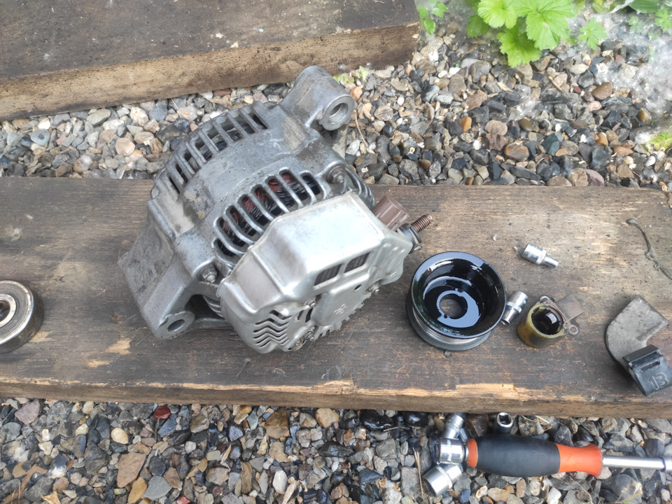 Заменил все подшипники и собрал в обратной последовательности, на шкив накидал краски, чтобы создать иллюзию новой запчасти))) — Toyota Chaser (100)