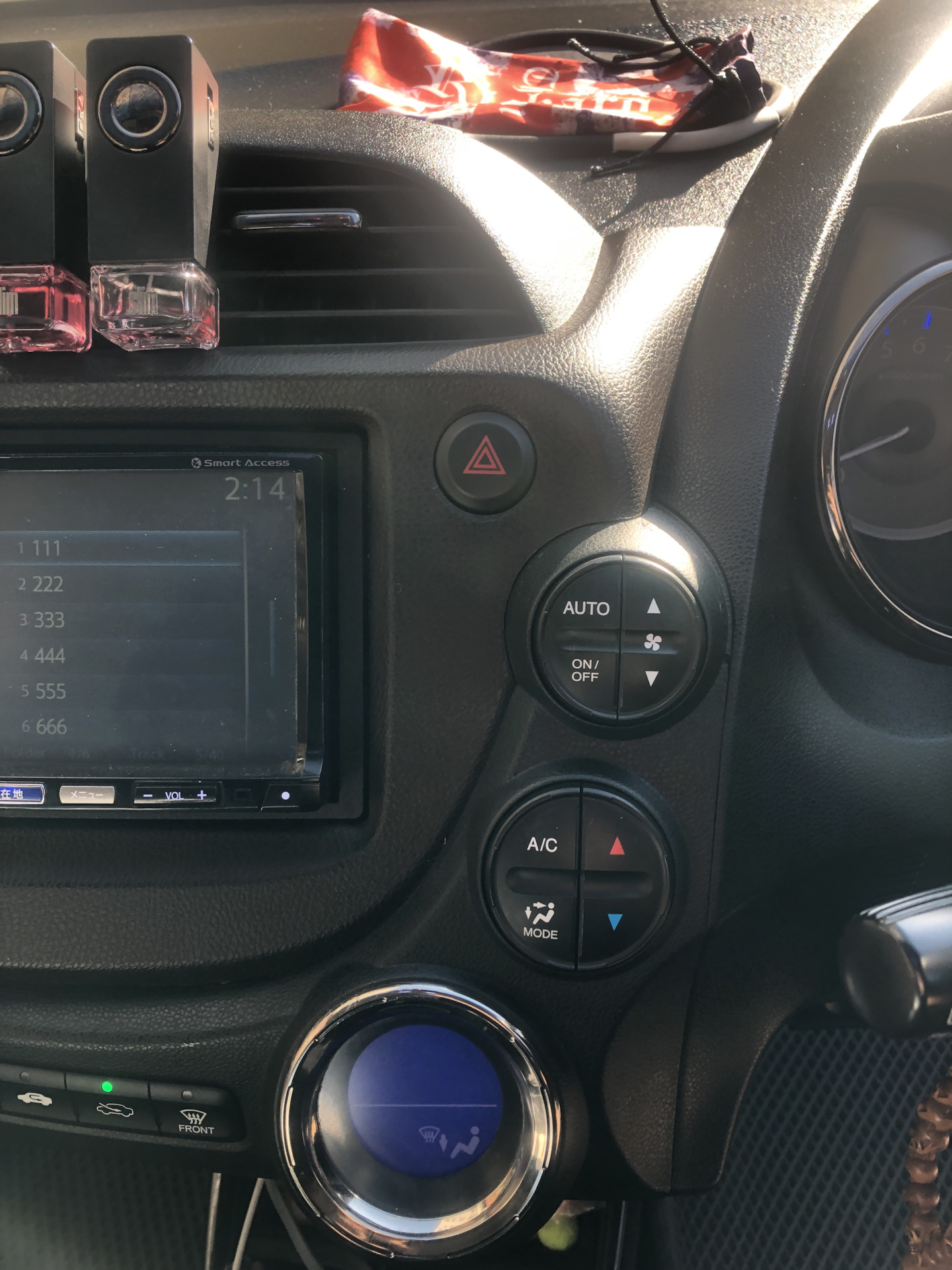 В черном авто черная кнопка аварийки) — Honda Fit Shuttle (1G), 1,3 л ...