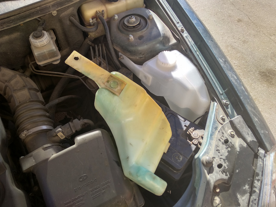 Бачок стеклоочистителя — Lada Приора седан, 1,6 л, 2008 года | запчасти ...