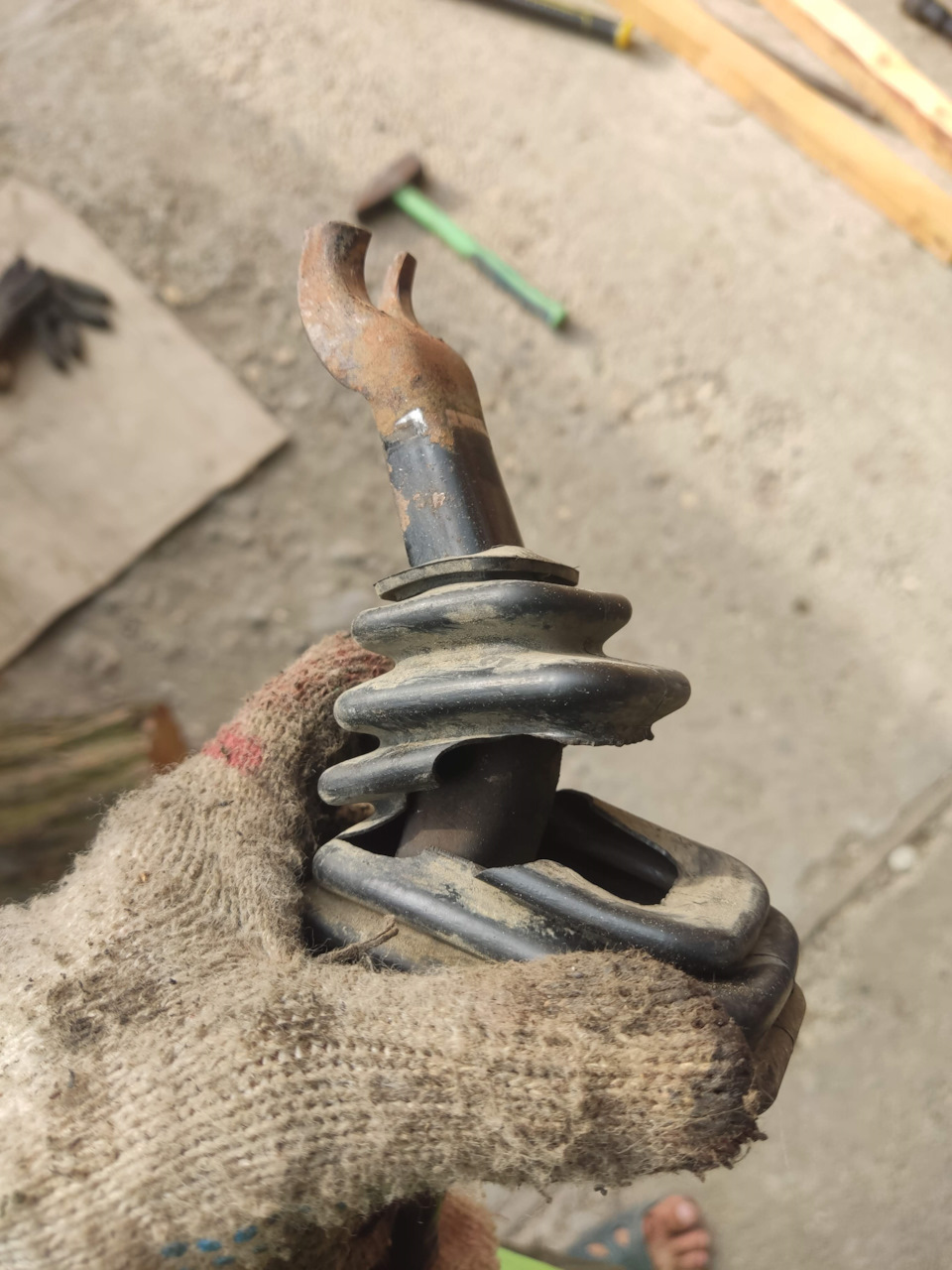 пыльник за 8 лет задубел. На нем была одна трещина, но при снятии пыльник разнесло — Datsun on-Do