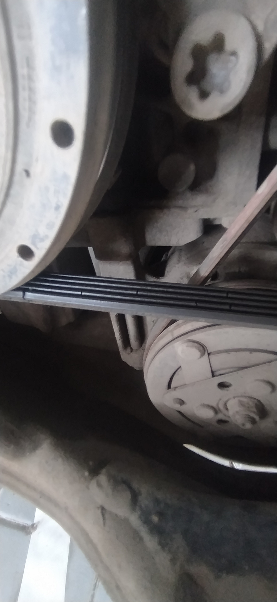 Не могу открутить натяжной ролик — Volvo XC60 (1G), 2,4 л, 2010 года ...