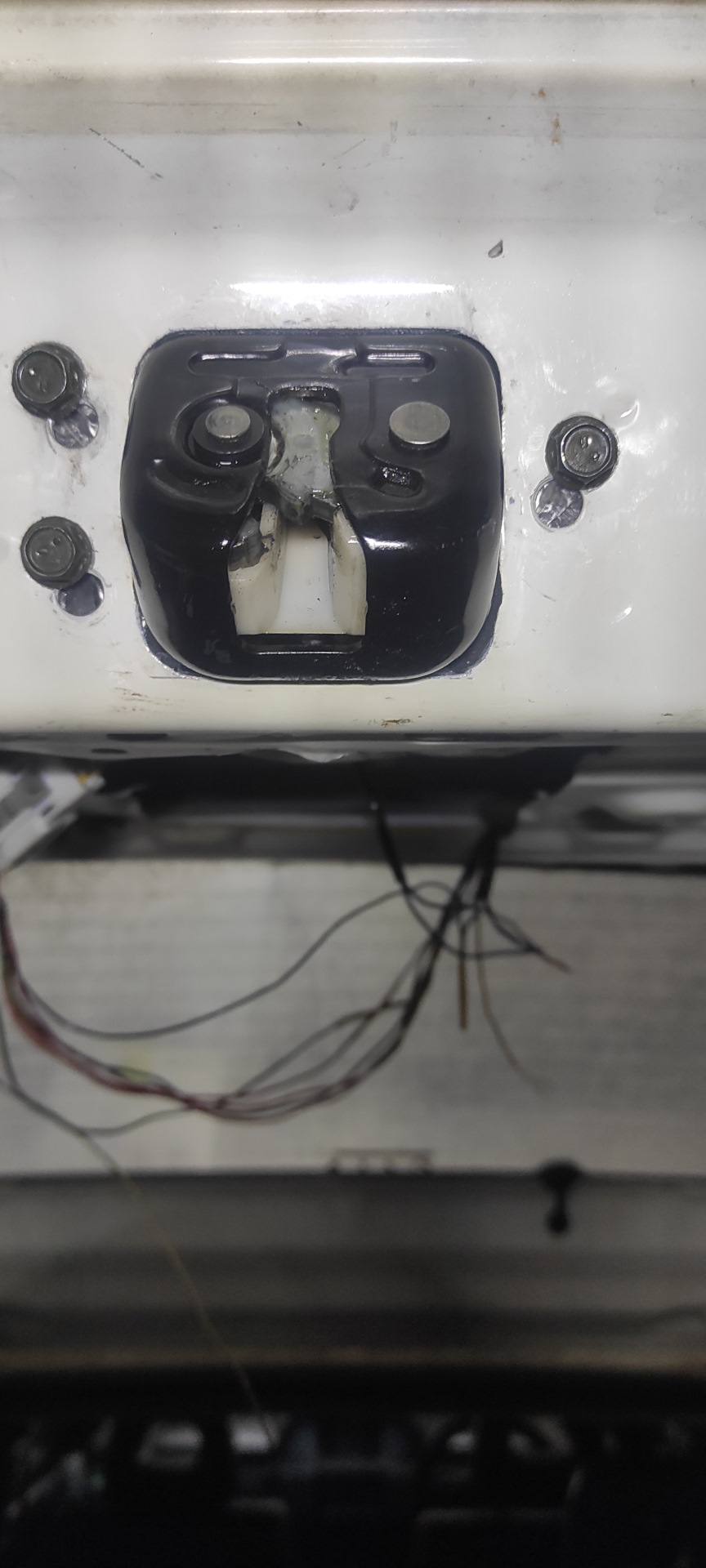 Доводчик багажника часть2 механическая — Nissan X-Trail I (t30), 2 л ...