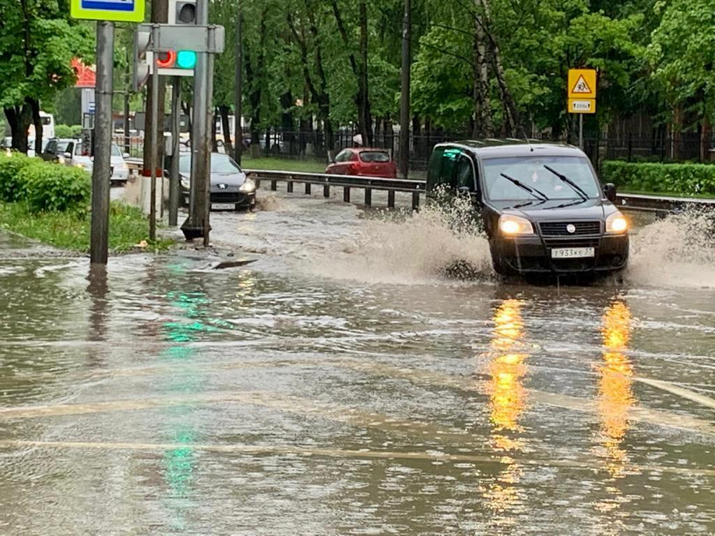 Гидроудар в луже. Машина в луже. Машина по луже. Машина облила водой из лужи. Окати.