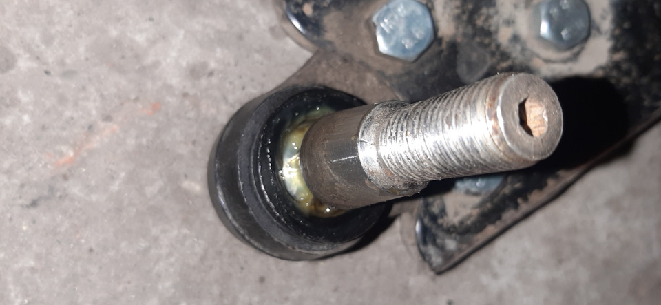 Замена стоек стабилизатора и левой шаровой — Ford Focus Hatchback II, 1 ...