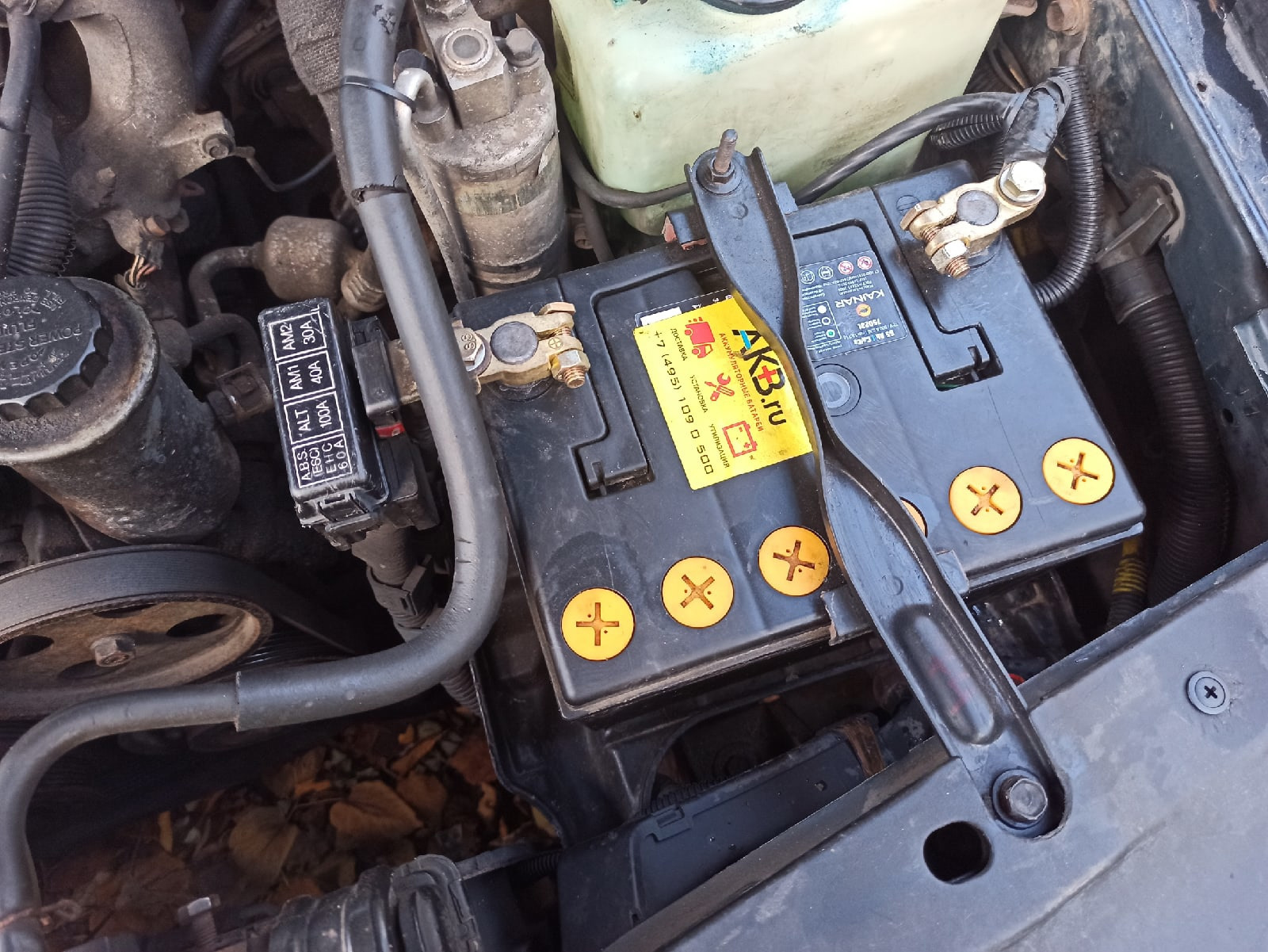 Аккумулятор на тойоту премио 210. Аккумулятор на тойота корона. Тойота премио акб. 4. Предохранители crown s140.