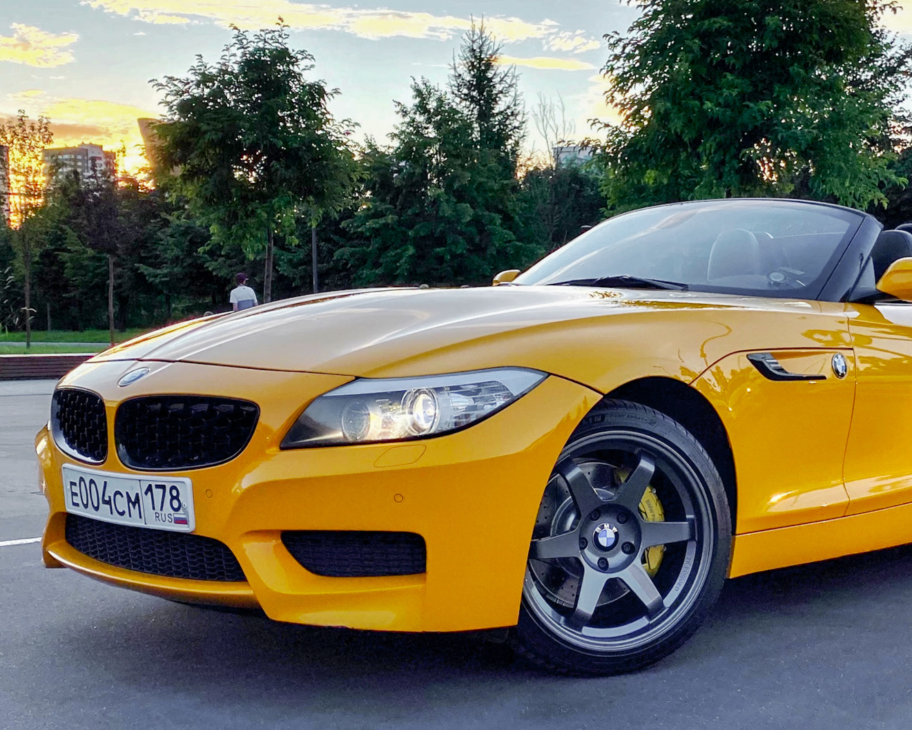 BMW z4 золотистая